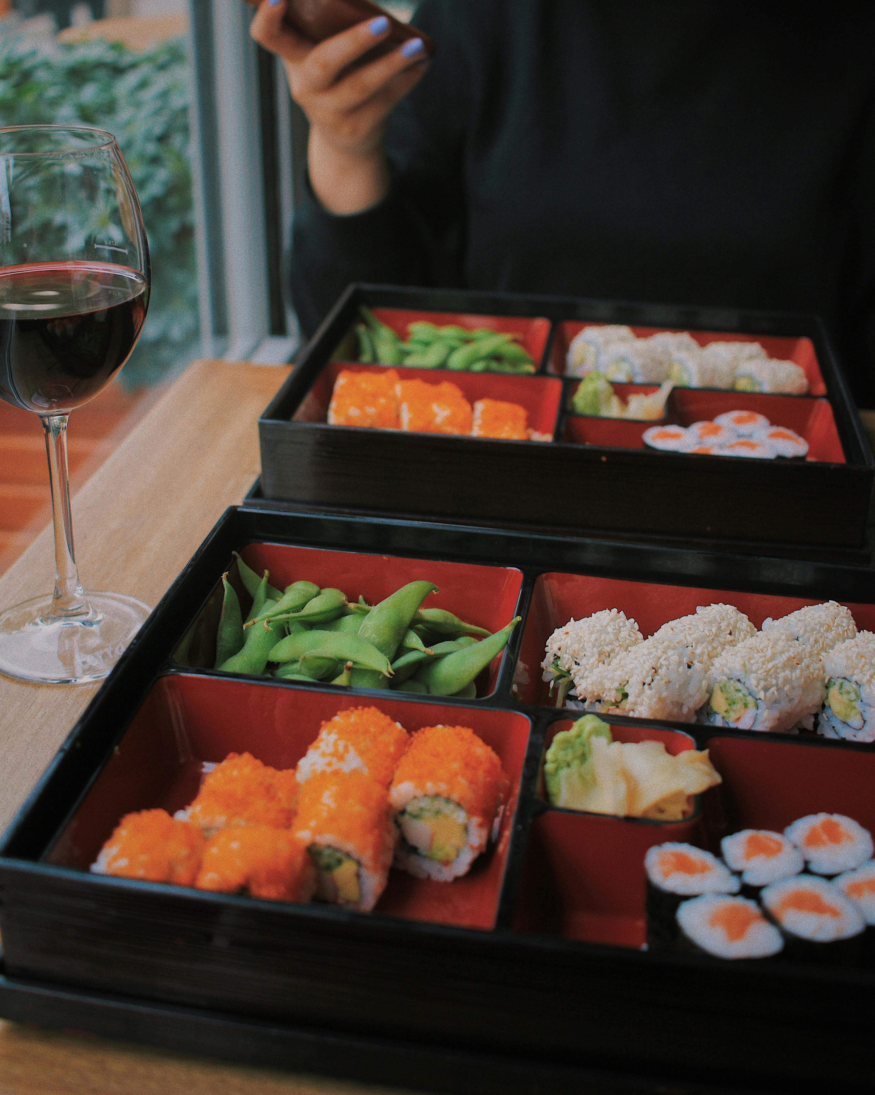 Sushi-Restaurant mit gedecktem Tisch