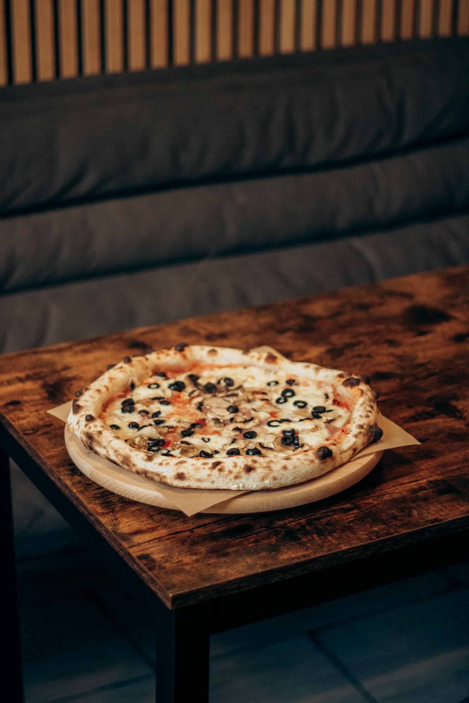 Pizza auf einem rustikalen Holztisch